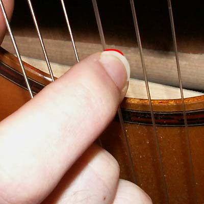 Zupfen mit Nagel im Detail